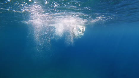 Señora-Turista-En-Una-Aventura-De-Snorkel-Por-Encima-De-Las-Olas-De-Mirtos,-Grecia