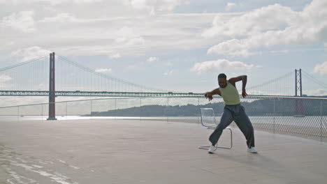 Hombre-Flexible-Entrenando-Terraplén-Solo-Tiro-Vertical.-Hombre-Danza-Contemporánea