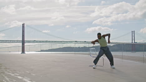 hombre flexible entrenamiento terraplén solo tiro vertical. hombre danza contemporánea