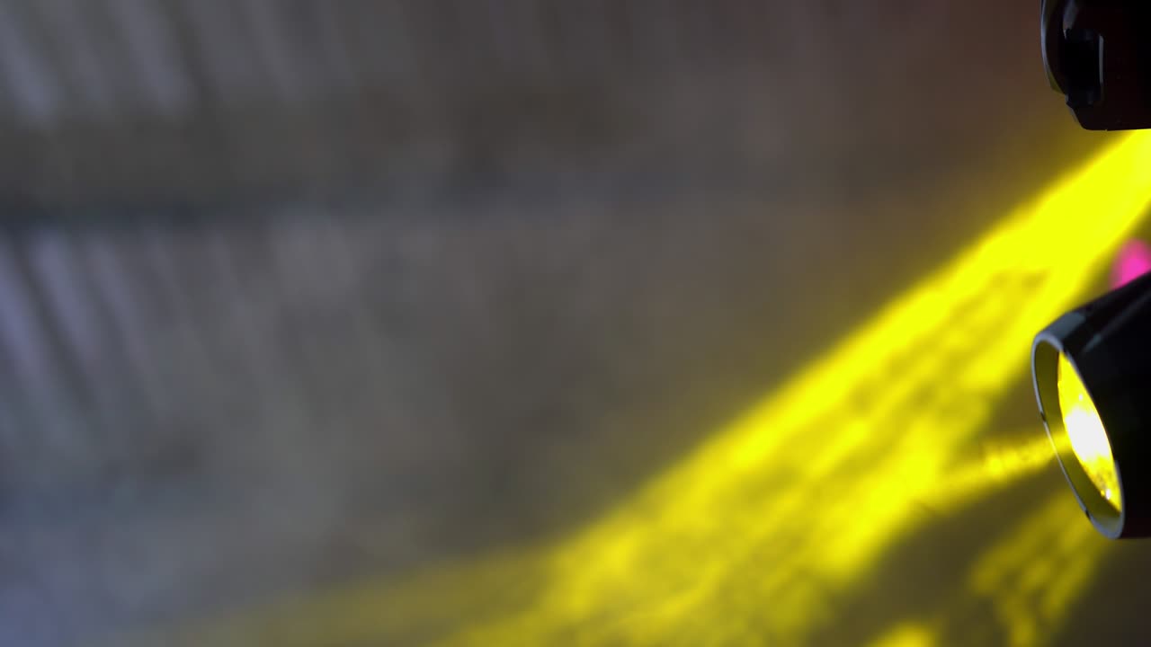 luz colorida dirigida en la escena concierto en el estadio en la fiesta de la noche, luz de caja abstracta multicolor para entretenerse, reflector en el espectáculo en el escenario, rayos de color rojo púrpura y naranja brillante en el evento