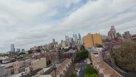 Niedriger-FPV-Flug-über-Die-Dächer-Von-Reihenhäusern-Im-Viertel-Philadelphia