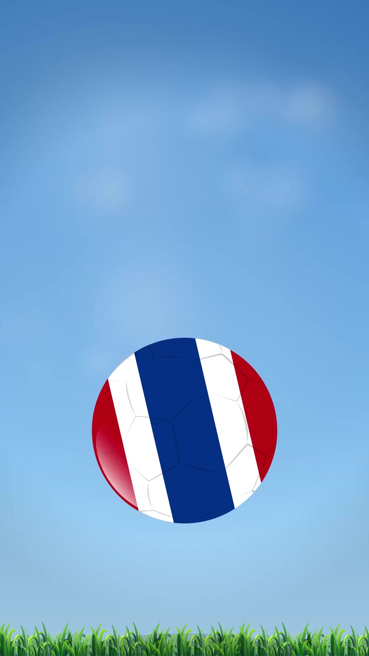Un pallone da calcio animato con i colori della bandiera nazionale rimbalza sull'erba verde sotto un cielo blu