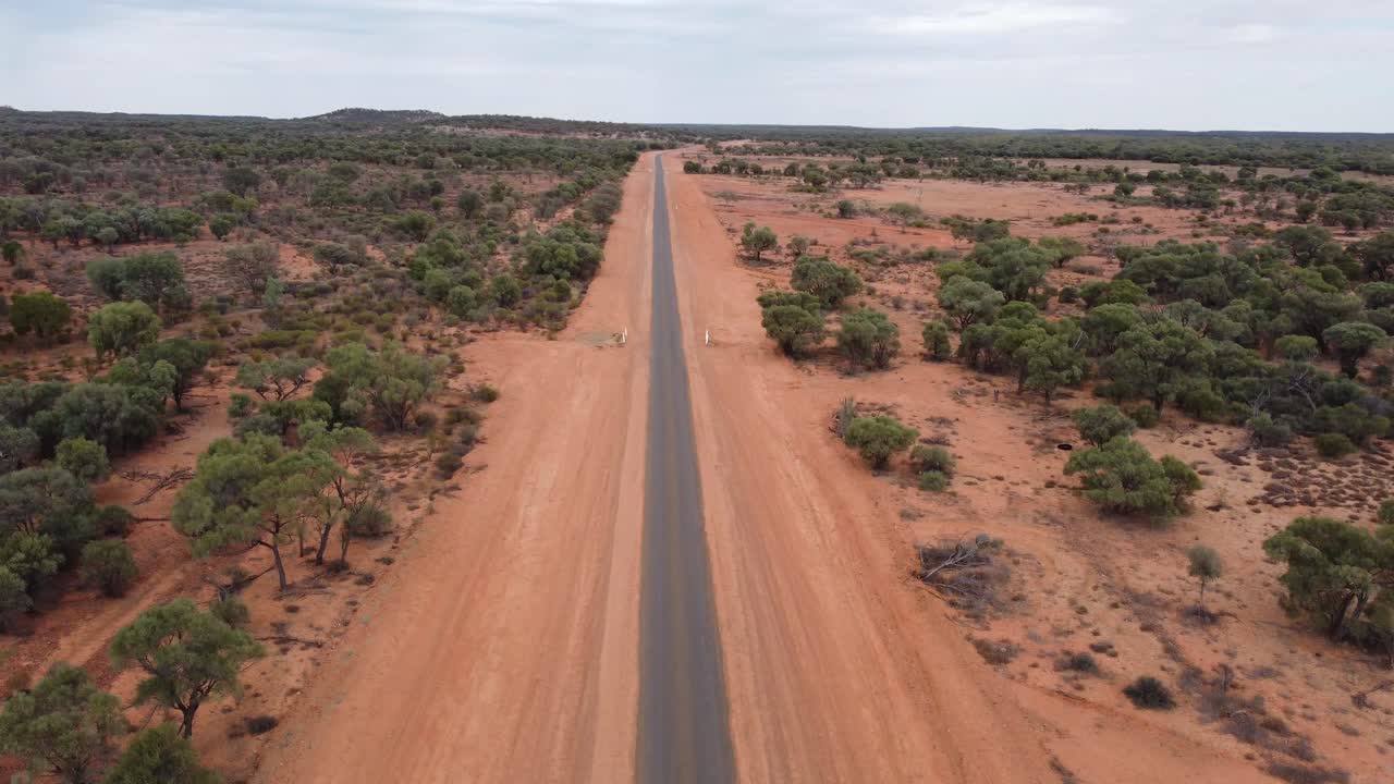 Avustralya Taşrası'nda çok dar bir taşra yolu üzerinde yükselen drone.