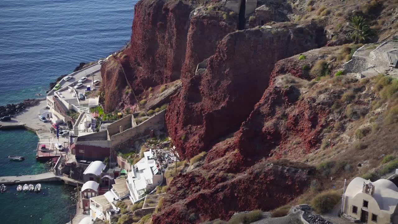 도크에서 그리스 산토리니의 유명한 백악관과 풍차까지 넓은 샷