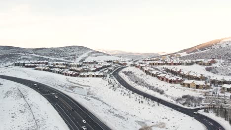 Propiedad-Inmobiliaria-Por-Carretera-En-Montañas-Nevadas-De-Park-City,-Utah