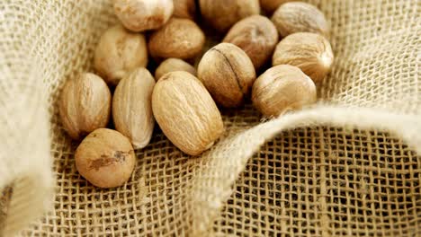 nueces moscadas en el saco 4k