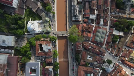 Vista-Aérea-Del-Río-Abierto-Al-Tráfico-Que-Pasa-Por-El-Centro-De-La-Ciudad-Bosnia,-Vista-Aérea-Del-Histórico-Ayuntamiento