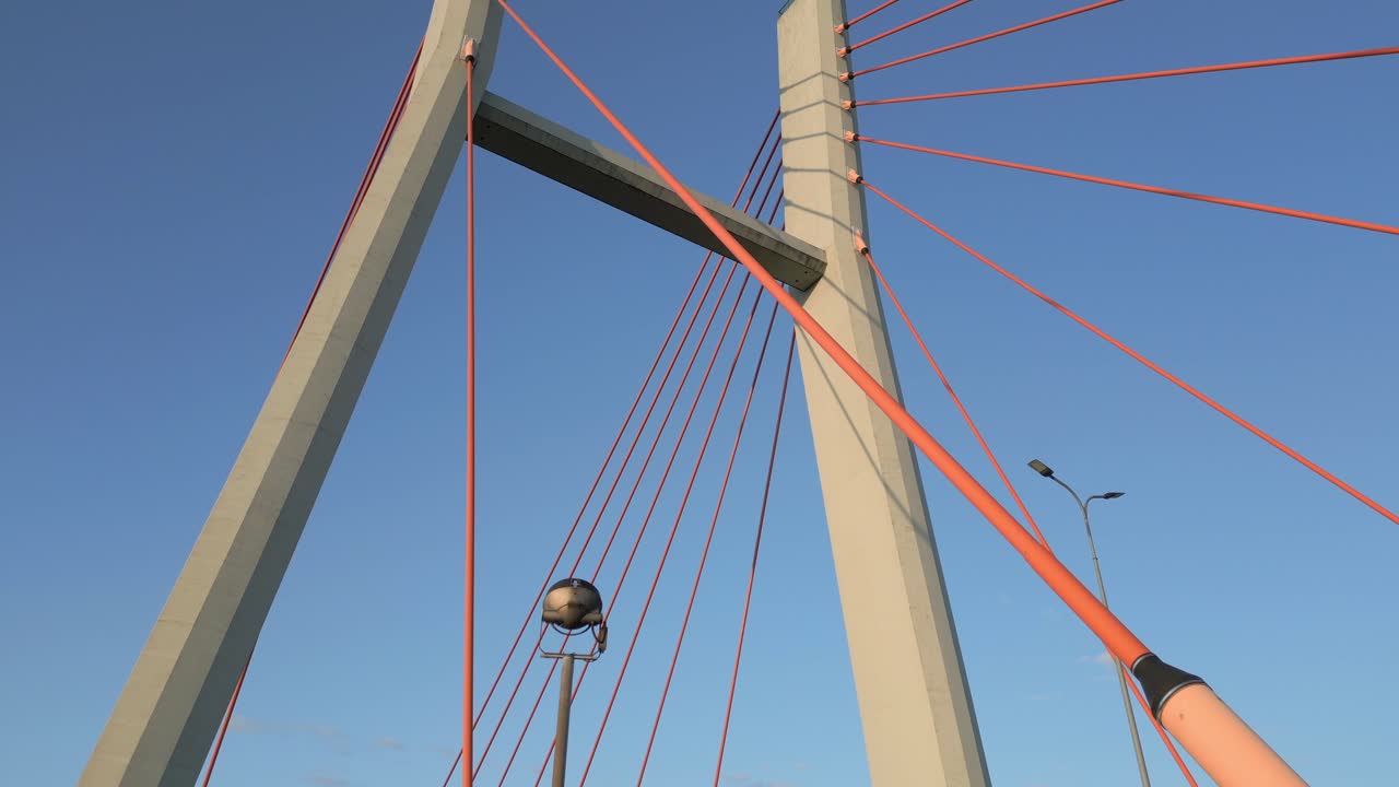 공중 사진, 스 ⁇  케이블 기둥을 향해 올라가는 카메라