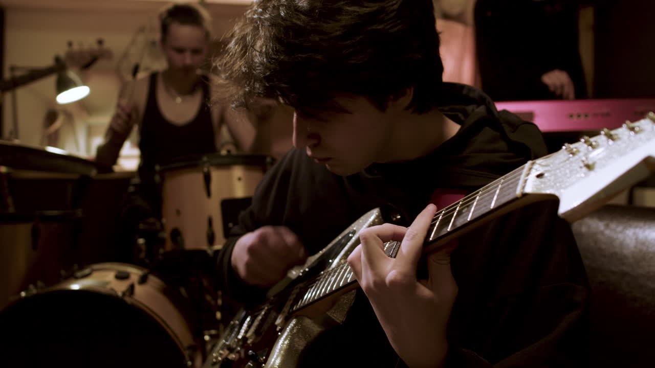 grupo musical en un estudio