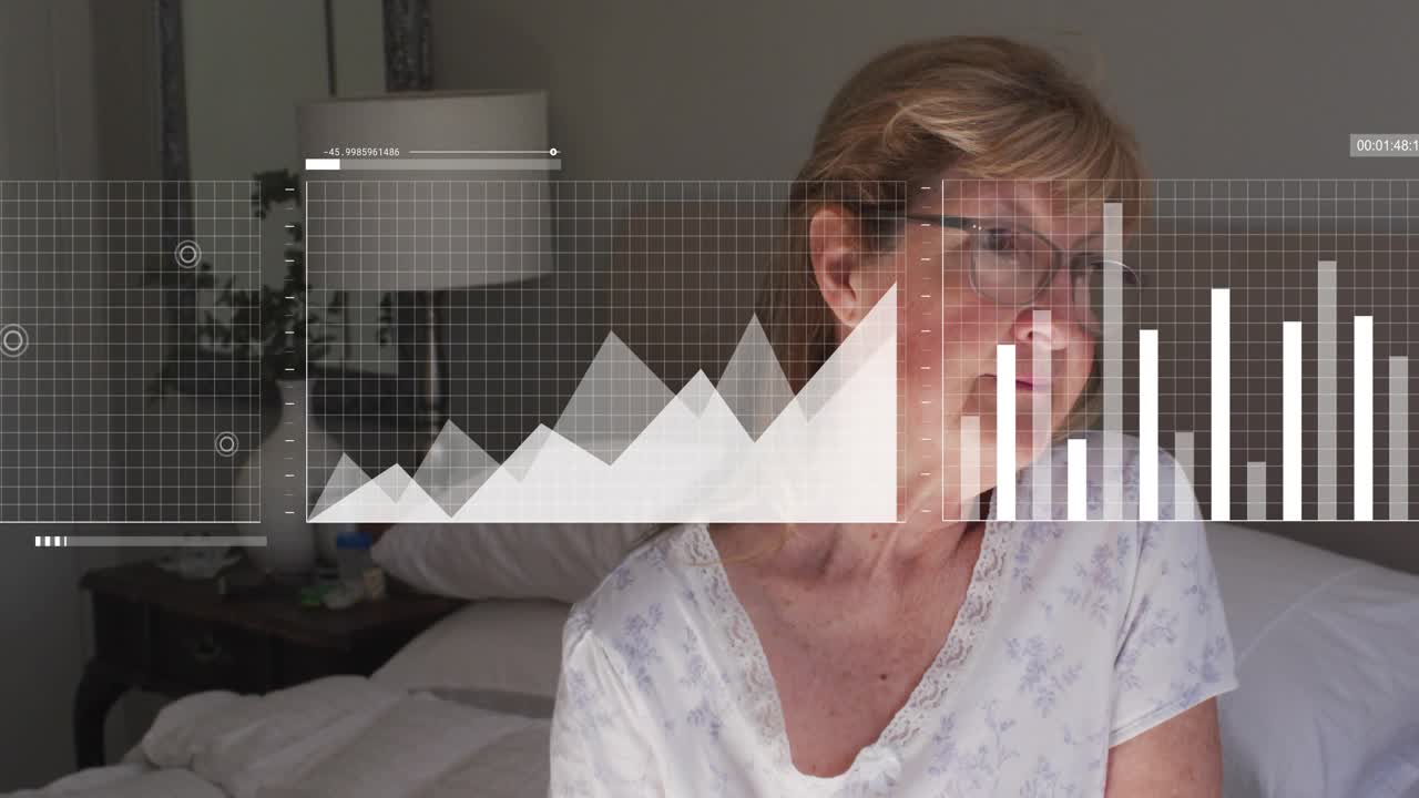 Mulher idosa sentada na cama, mudando o olhar e fazendo surgir gráficos em camadas e um mapa-múndi para insights tecnológicos.