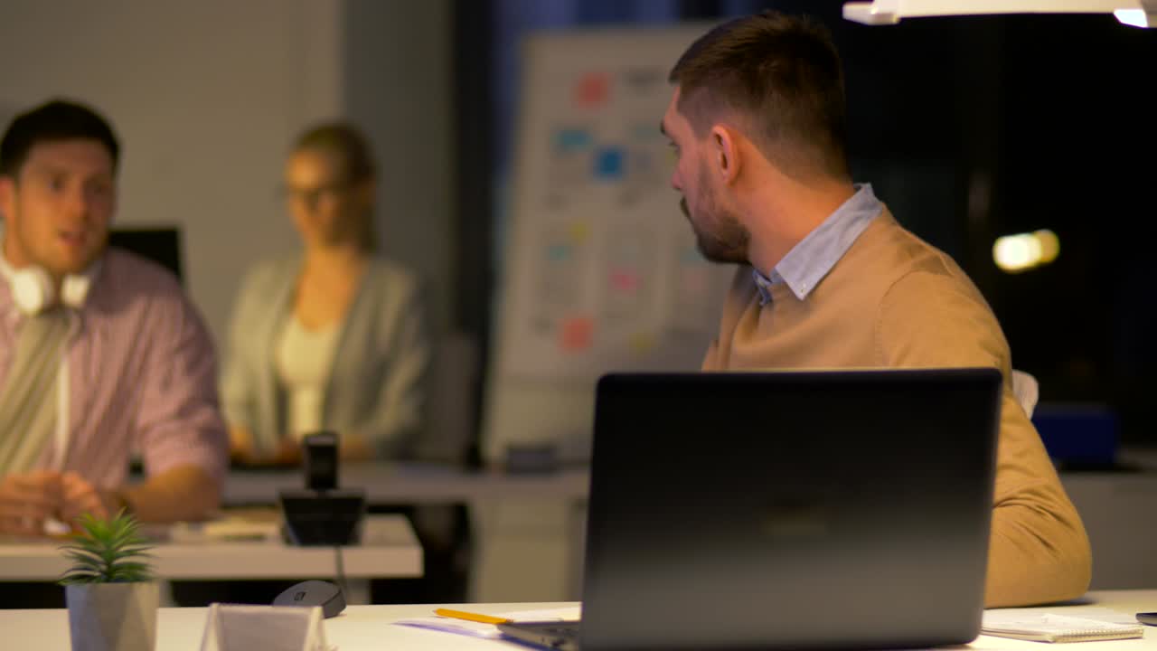 trabajador de oficina con computadora portátil pide ayuda a un colega