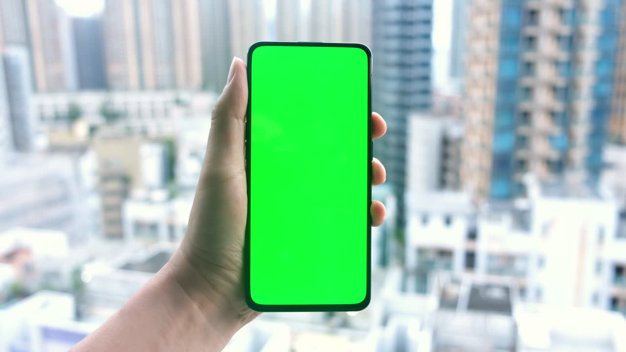 manos masculinas usando un teléfono inteligente con pantalla verde