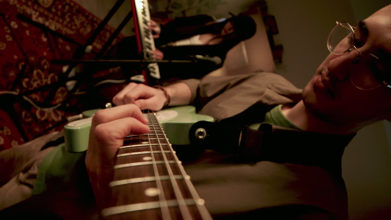 hombre tocando la guitarra