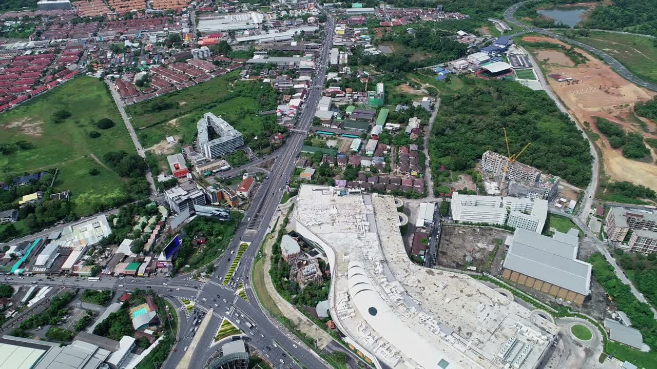 도로에서 차량과 자동차의 교차로와 아스팔트 도로 아래의 터널의 드론 비행 시각