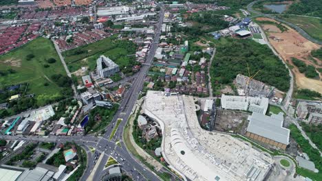 vista de vuelo aéreo de drones de la intersección de vehículos con automóviles en la carretera y el túnel bajo la carretera de asfalto