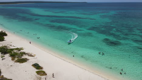 Parken-Von-Autos-Vor-Dem-Sandstrand-An-Sonnigen-Tagen-In-Der-Bucht-Von-Aguilas