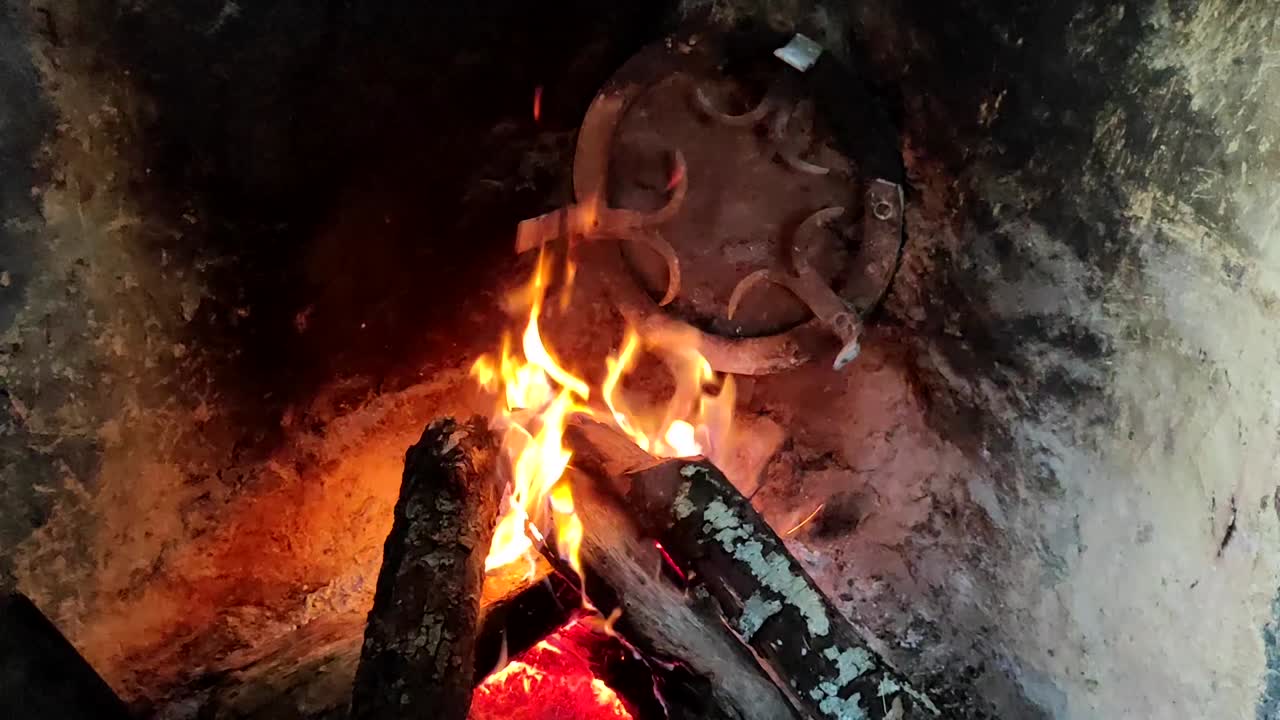 primer plano de la quema de leña en la chimenea rústica