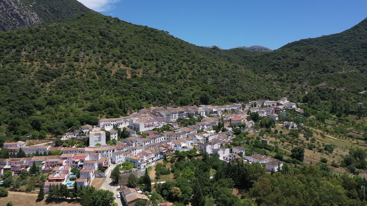 AEREA - Villaggio di Grazalema a Cadice, Andalusia, Spagna, ampia ripresa all'indietro