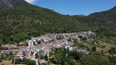 Luftaufnahme---Dorf-Grazalema-In-Cádiz,-Andalusien,-Spanien,-Weitschuss-Nach-Hinten