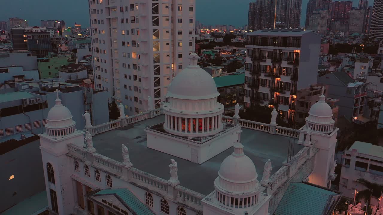 toma espectacular de una gran iglesia católica en el distrito de binh thanh saigón o ciudad ho chi minh, vietnam, con cinco grandes estructuras de cúpula blanca en el techo y edificios adyacentes