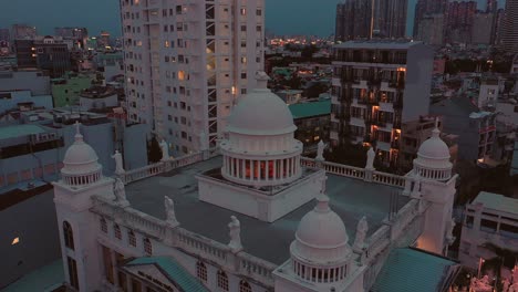 toma espectacular de una gran iglesia católica en el distrito de binh thanh saigón o ciudad ho chi minh, vietnam, con cinco grandes estructuras de cúpula blanca en el techo y edificios adyacentes
