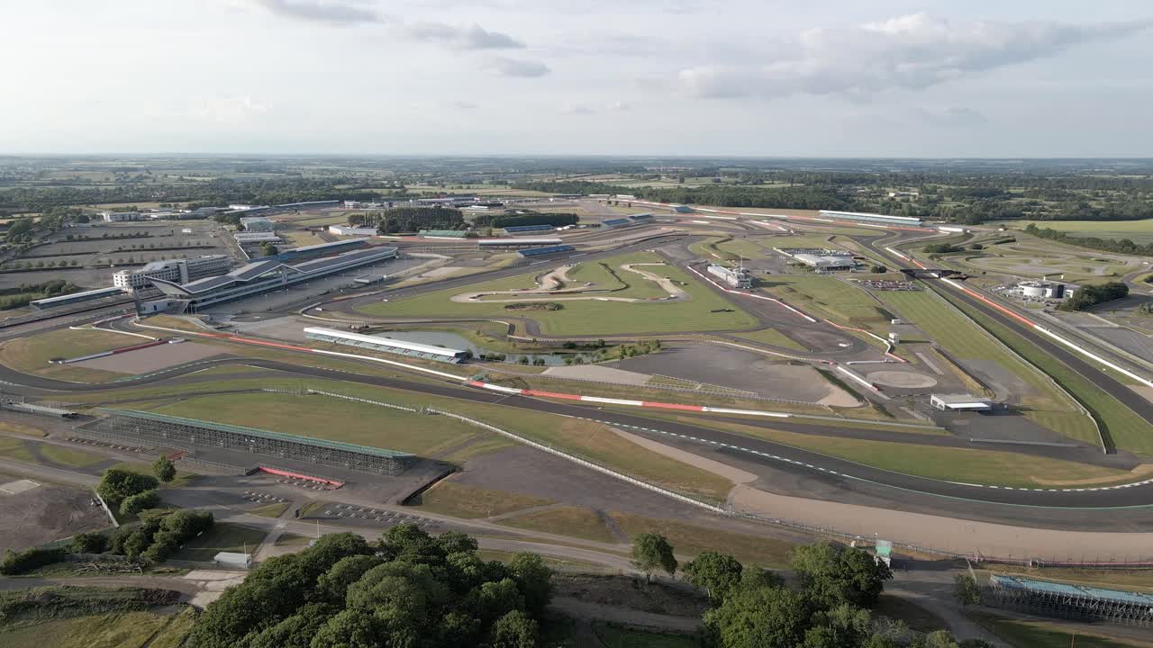 vista aérea en órbita sobre el circuito de carreras de automovilismo de silverstone británico y el paisaje panorámico de inglaterra