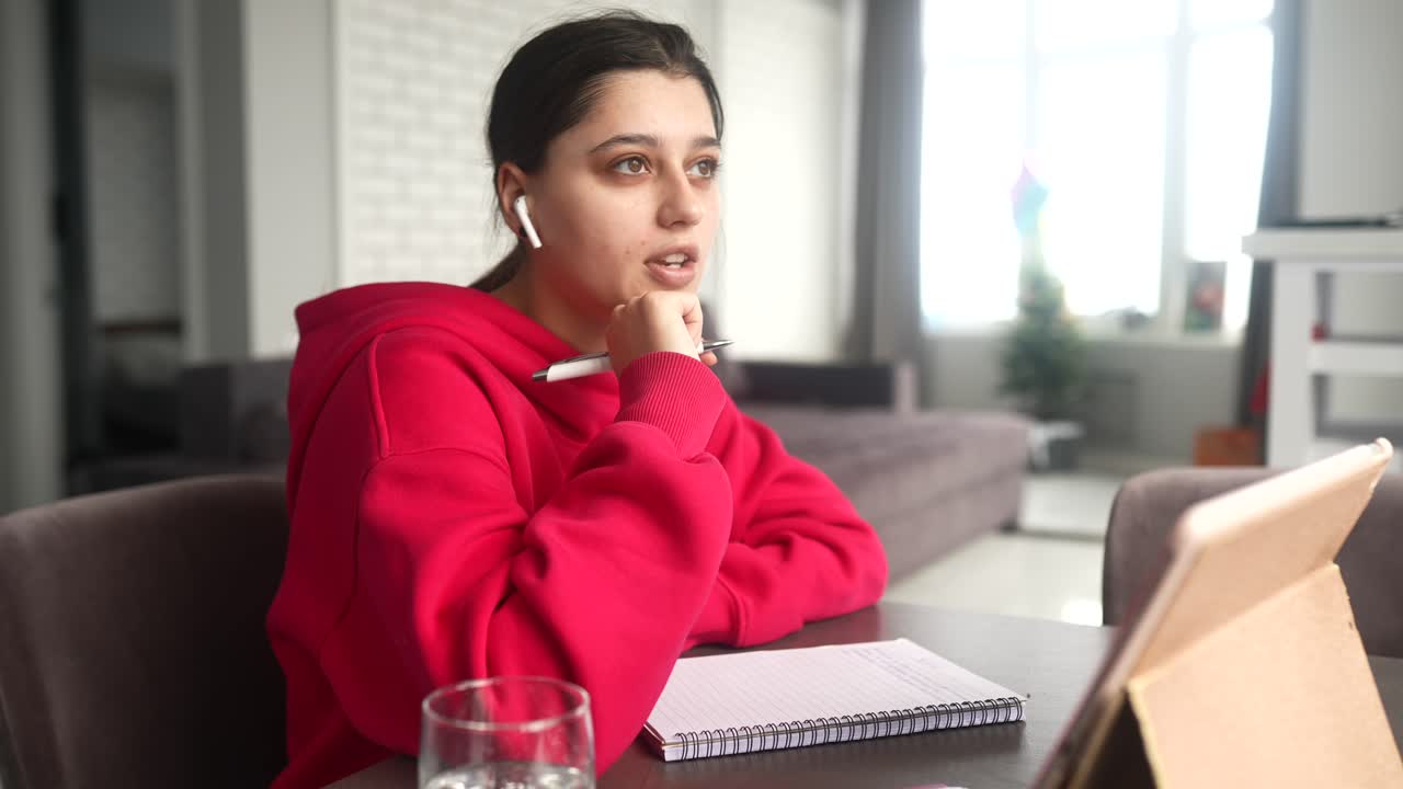 mujer estudiando en línea