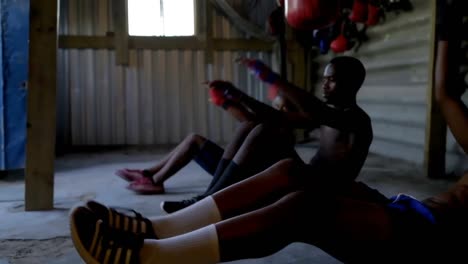 boxeadores masculinos haciendo ejercicio en el estudio de fitness 4k