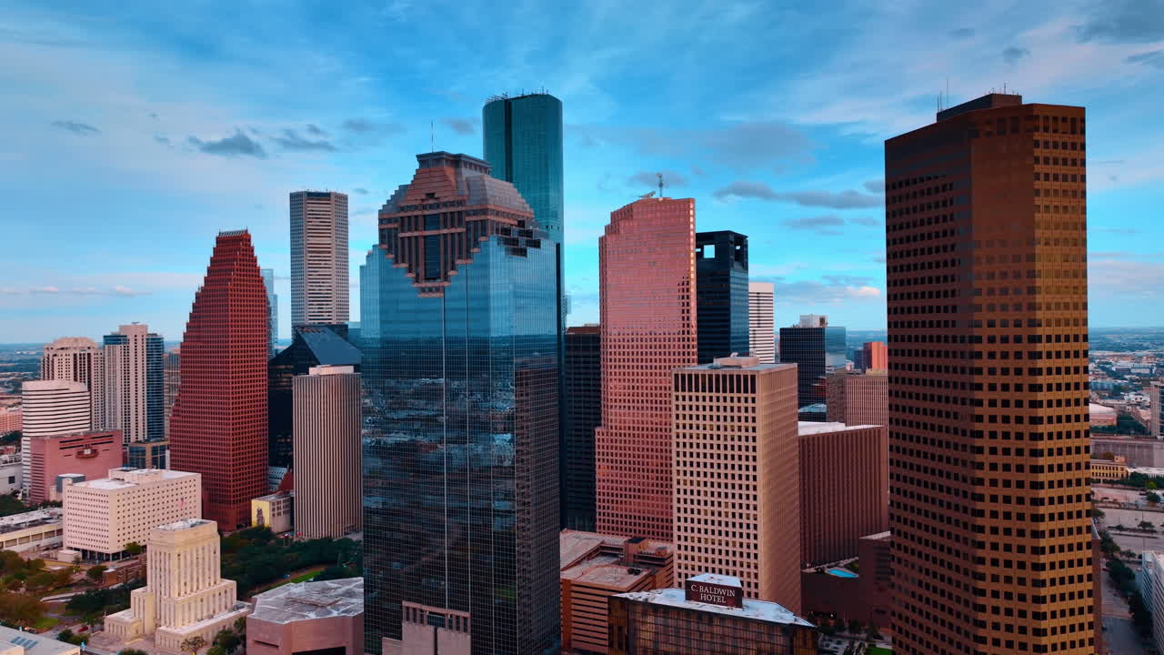Houston, USA, 21 novembre 2025: Tramonto sullo skyline del centro di Houston caratterizzato da imponenti grattacieli per uffici. Ampia prospettiva aerea dei grattacieli del centro di Houston sotto un cielo al tramonto colorato.