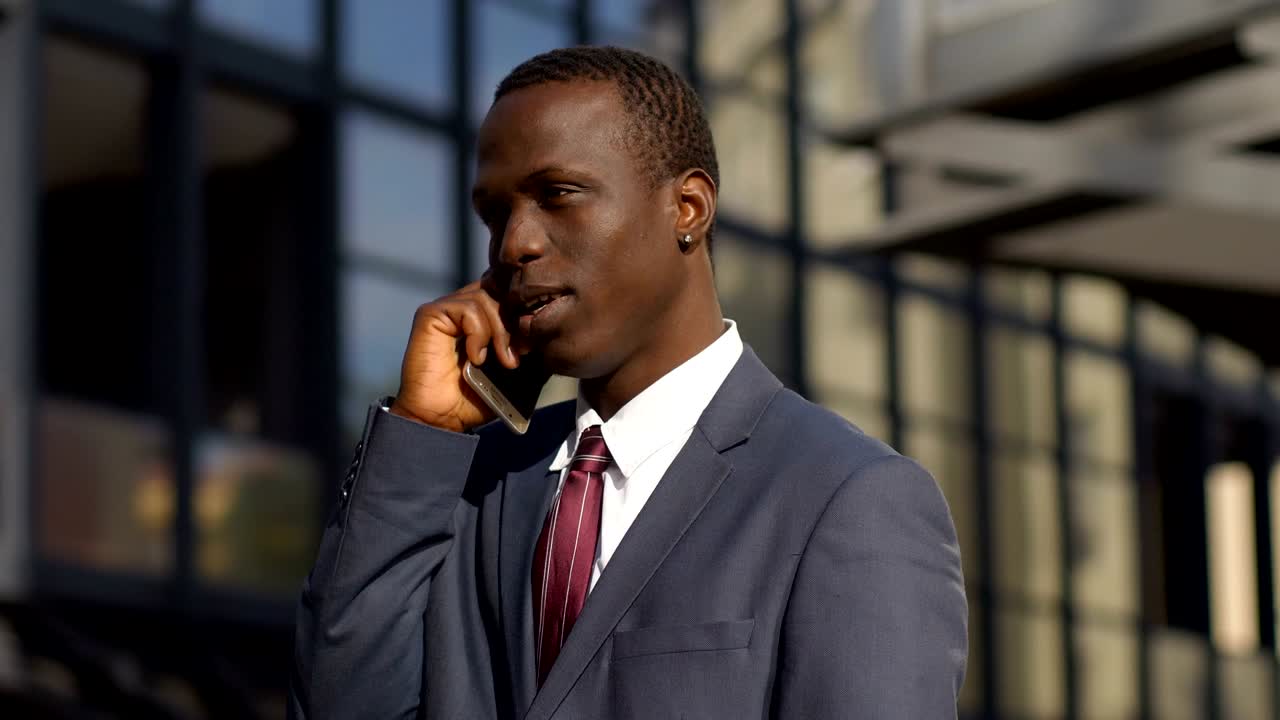 joven hombre de negocios afroamericano hablando por teléfono