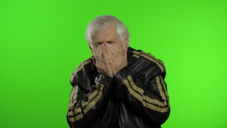 anciano abuelo caucásico rocker hombre parece sorprendido conmocionado asombro