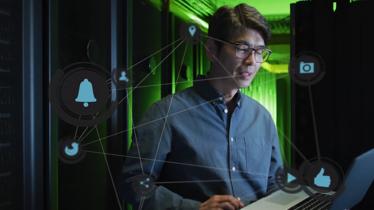 animación de la red de conexiones a través de un ingeniero de ti masculino asiático con una computadora portátil por un servidor de computadora