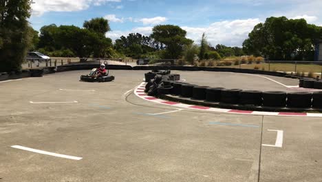 tahunanui, nova zelândia, 6 de abril de 2019 - meninos se divertem competindo na pista de corrida de kart profissional durante um dia ensolarado