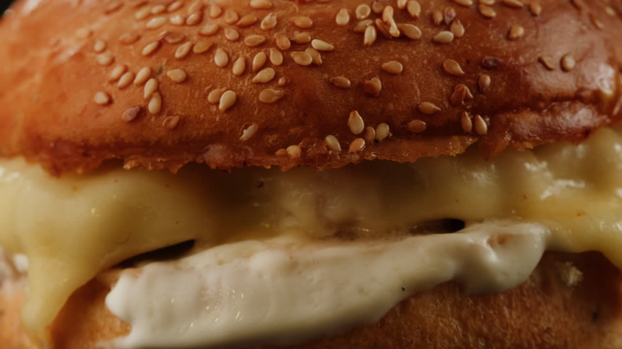 un primer plano de una deliciosa hamburguesa.