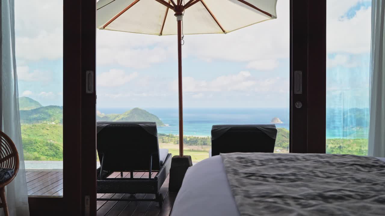 dormitorio junto a la piscina en una villa privada de lujo con tumbonas