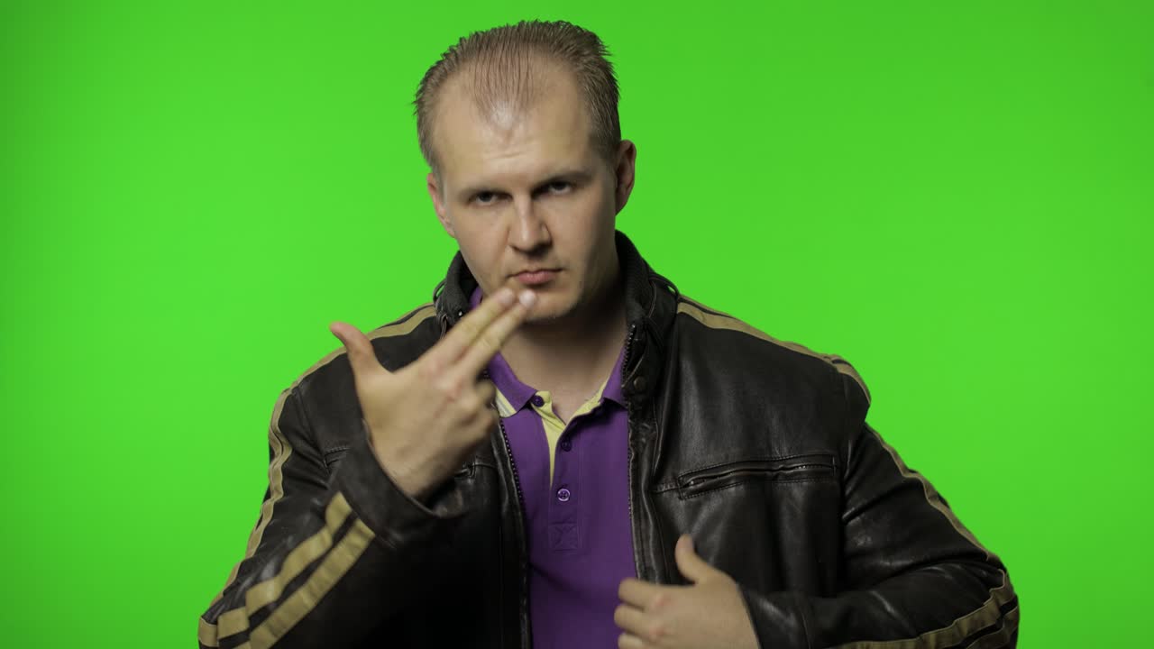 hombre apuntando con el dedo una pistola a la cabeza, mostrando un gesto suicida, disparándose con una pistola de mano