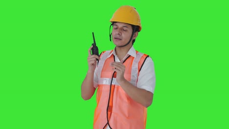 Arquitecto-Indio-Dando-Instrucciones-En-Pantalla-Verde-Walkie-Talkie