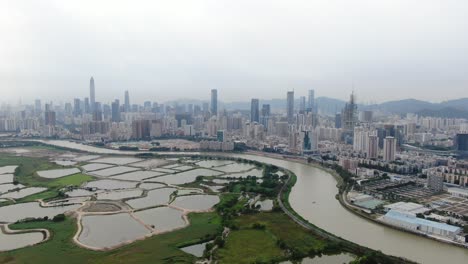 Vista-Aérea-Sobre-El-Paisaje-Urbano-De-Shenzhen-Con-Un-Desarrollo-Urbano-Masivo-Y-Rascacielos