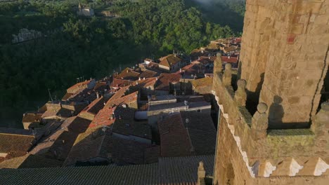 Dachlandschaft-Aus-Rotem-Backstein-Mit-Glockenturm-In-Der-Malerischen-Altstadt-Von-Pitigliano-In-Der-Südlichen-Maremma,-Toskana,-Italien