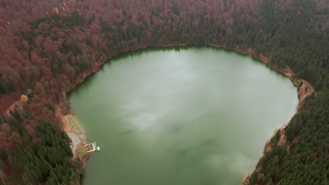 tiro ascendente a vista de pájaro sobre el lago sfanta ana en el cráter del volcán ciomadul