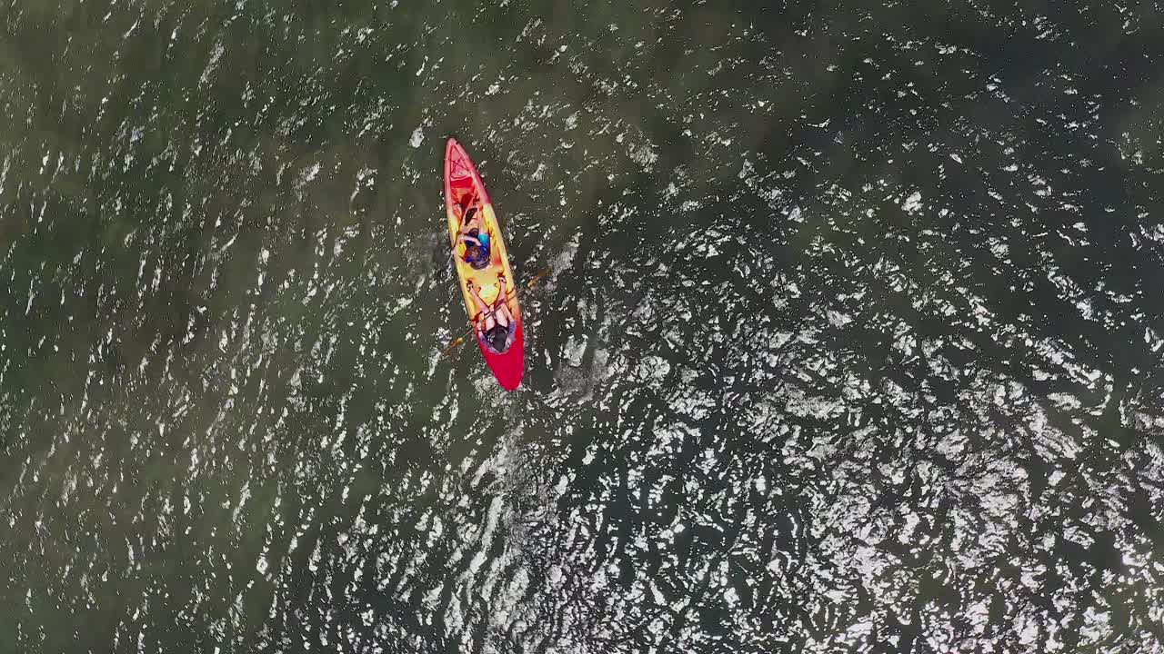 imágenes aéreas de dos personas en un kayak