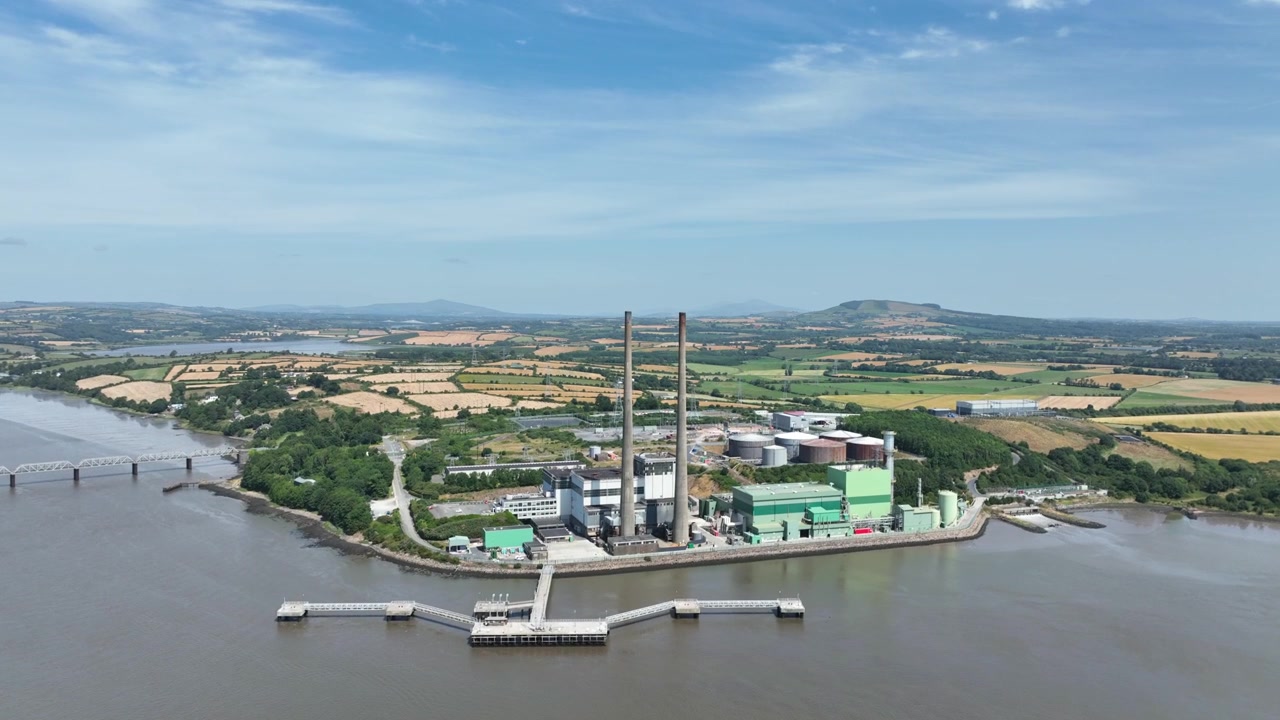 Centrale elettrica situata sul fiume Suir nella contea di Wexford, Irlanda, filmata con nitidi dettagli aerei per temi energetici, ingegneristici e ambientali