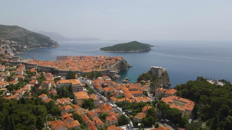 克羅埃西亞杜布羅夫尼克 (dubrovnik) 的舊城區,海邊的港口和堡垒牆壁,在雲<unk>的晚上從上面可以看到