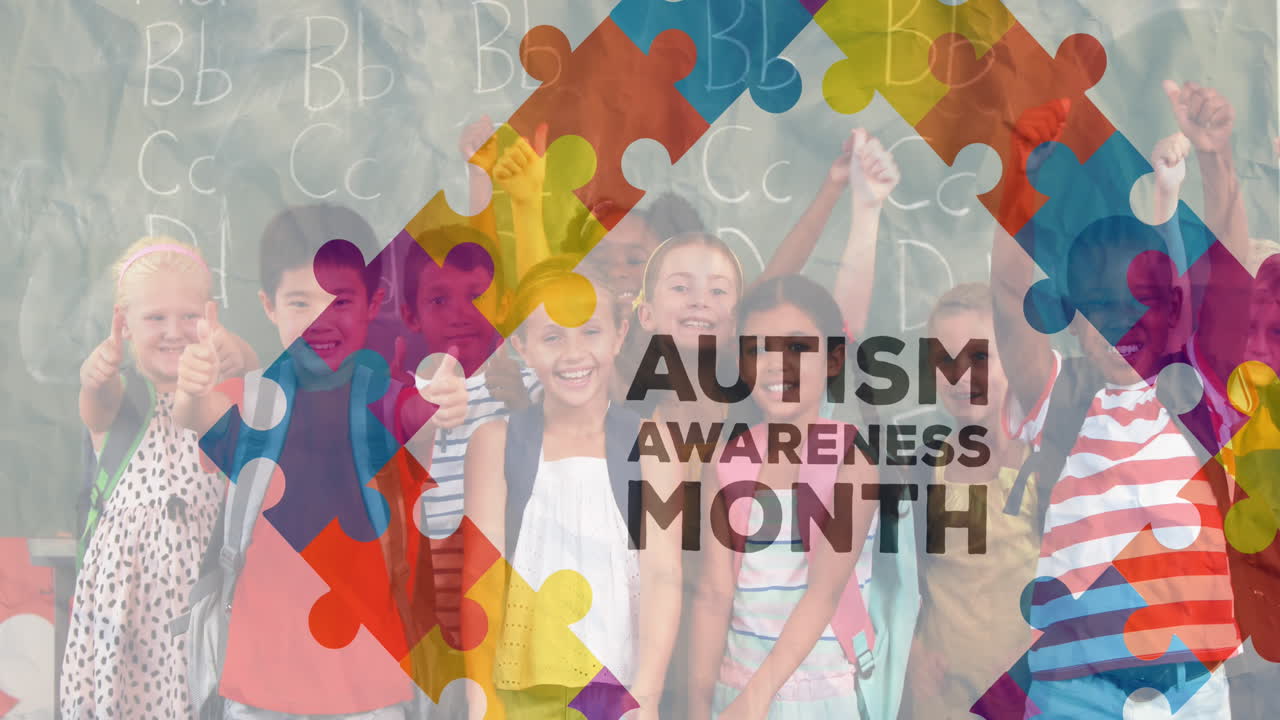 Animazione del testo 'Mese della consapevolezza sull'autismo' con una cornice formata da puzzle e bambini in età scolare