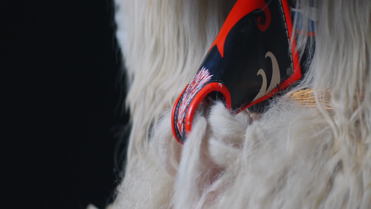 Close-up de máscara de carnaval tradicional Kurent durante o festival de folclore Pust na Eslovênia