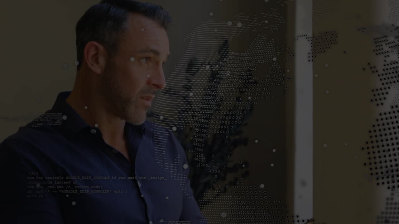 Uomo maturo che tocca un tablet vicino a un muro e una pianta, rivelando una sovrapposizione di globo che aiuta la revisione dei dati aziendali.