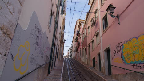 Paredes-Grunge-Con-El-Famoso-Funicular-En-Lisboa,-Portugal