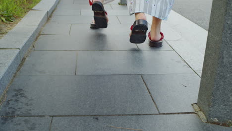 Beautiful-girls-walking-in-traditional-kimono-wearing-wooden-sandles-on-a-bridge-in-Kyoto,-Japan-soft-lighting