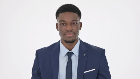 hombre de negocios africano sacudiendo la cabeza como sí firmar en fondo blanco