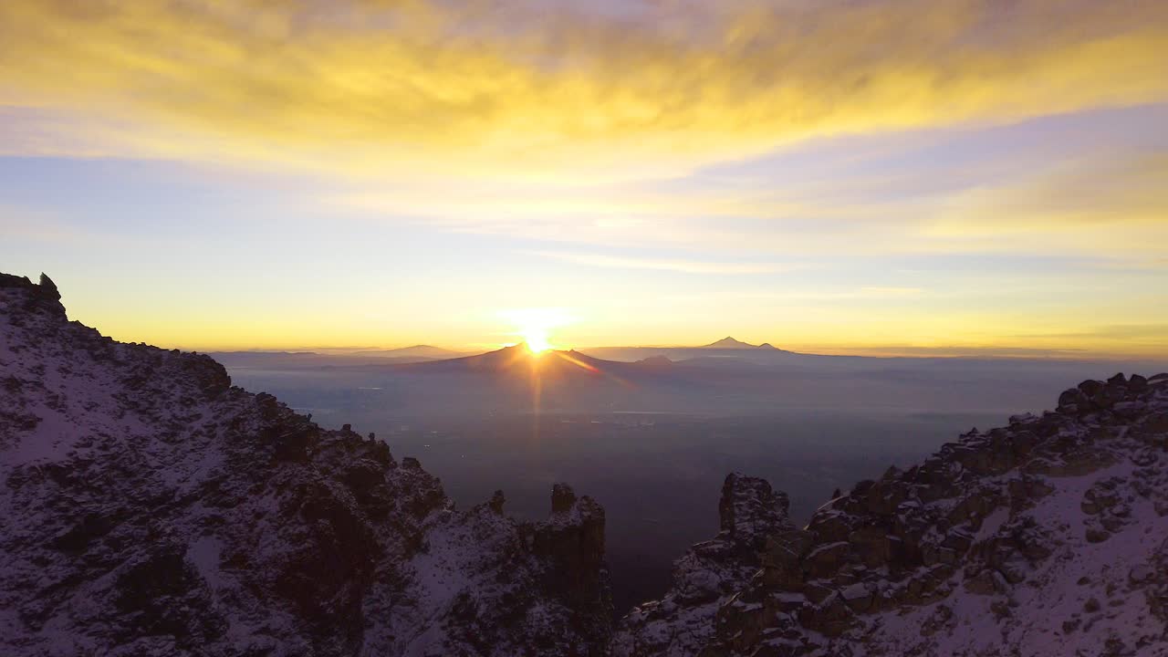 brillante amanecer en los volcanes